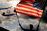 Một người biểu tình vẫy quốc kỳ của Hoa Kỳ và Israel trong cuộc biểu tình trước đại sứ quán Hoa Kỳ ở Tel Aviv, khi Thủ tướng Israel Benjamin Netanyahu đang ở New York để gặp Tổng thống Joe Biden, hôm 20/09/2023. (Ảnh: Jack Guez/AFP via Getty Images)