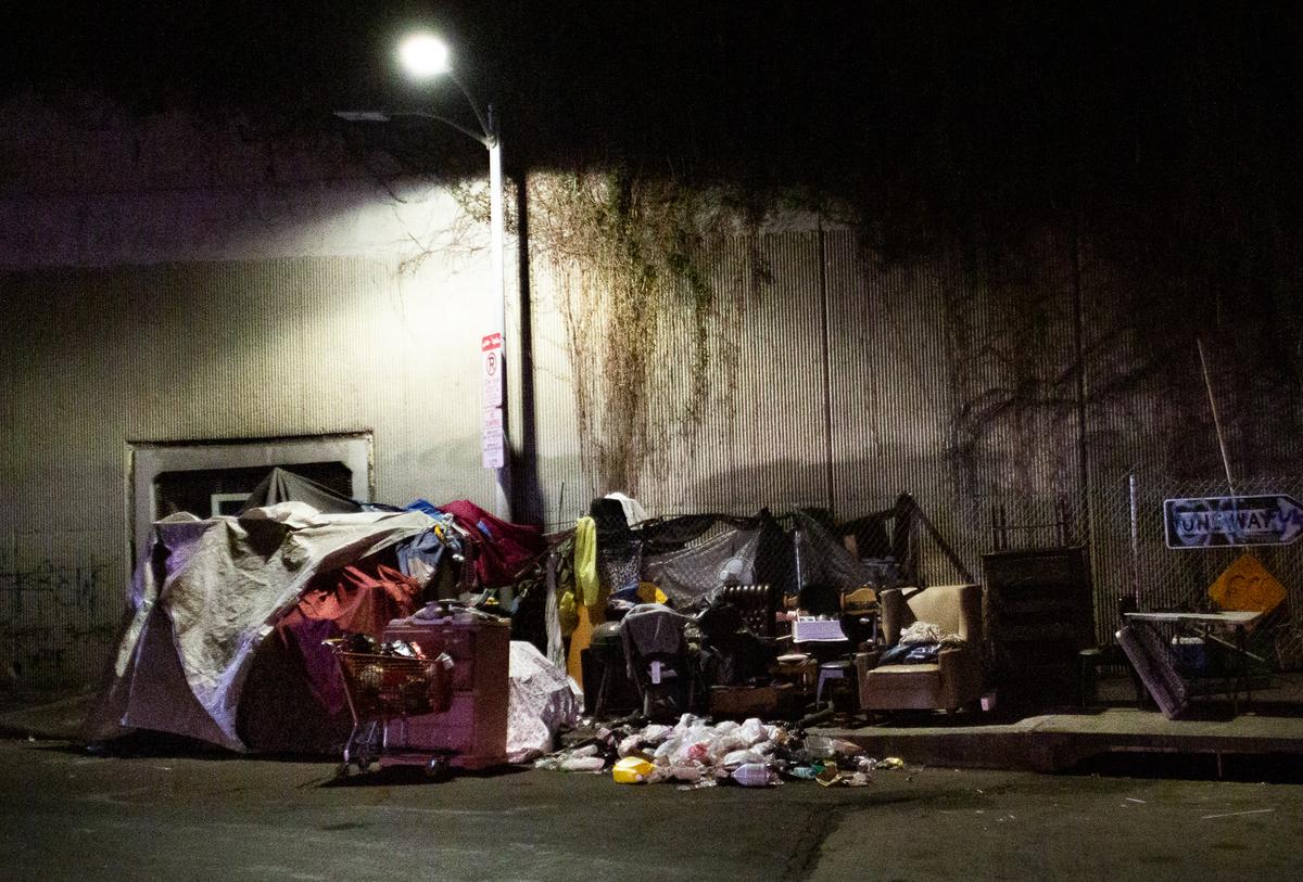 Một khu cắm trại của người vô gia cư ở Los Angeles, California, vào ngày 06/11/2021. (Ảnh: John Fredricks/The Epoch Times)