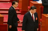 Lãnh đạo Trung Quốc Tập Cận Bình (Phải) và cựu Thủ tướng Lý Khắc Cường đến dự phiên bế mạc Đại hội Đại biểu Nhân dân Toàn quốc (NPC) tại Đại lễ đường Nhân dân ở Bắc Kinh hôm 13/03/2023. (Ảnh: Noel Celis/Pool/AFP qua Getty Images )