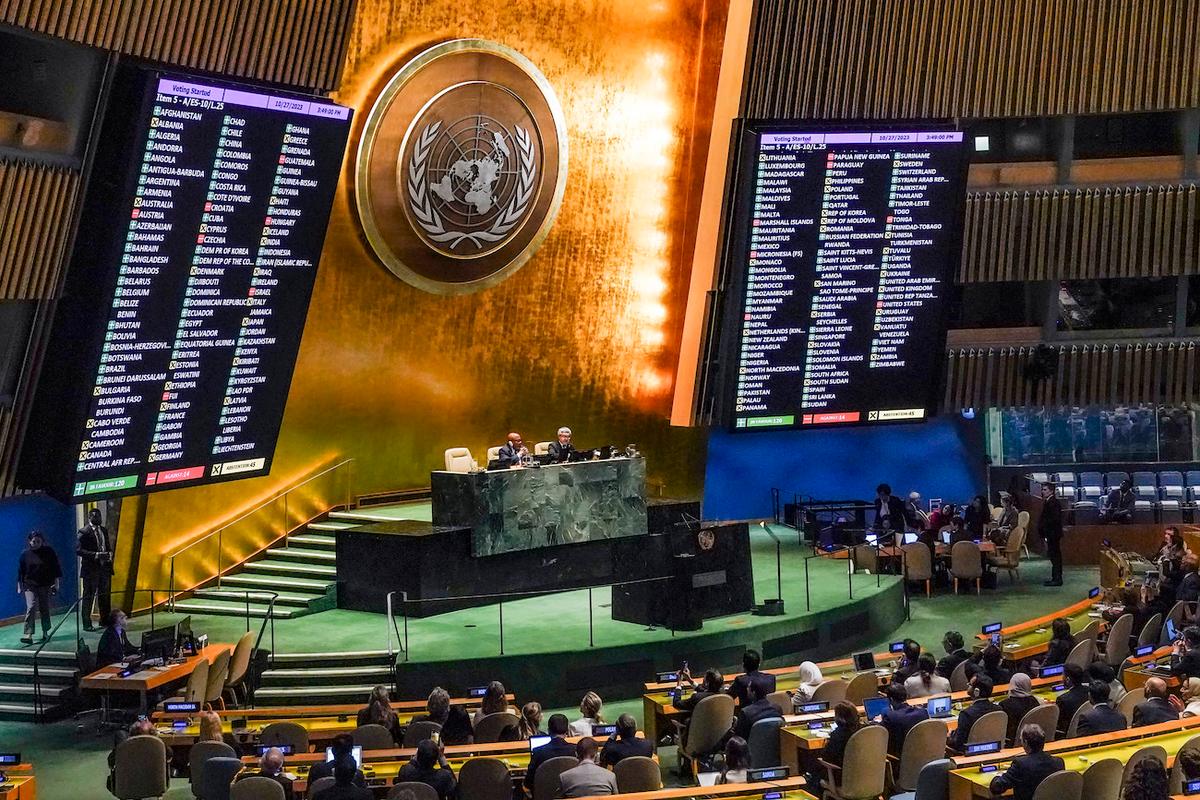 Kết quả được hiển thị khi Đại hội Đồng Liên Hiệp Quốc bỏ phiếu cho một nghị quyết không ràng buộc kêu gọi “đình chiến nhân đạo” ở Gaza và chấm dứt các hành động thù địch, tại trụ sở Liên Hiệp Quốc ở thành phố New York, hôm 27/10/2023. (Ảnh: Bebeto Matthews/AP Photo)