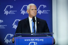 Cựu Phó Tổng thống Mike Pence tuyên bố ngừng ứng cử tổng thống năm 2024 tại Liên minh Do Thái Đảng Cộng Hòa ở Las Vegas, Nevada, hôm 28/10/2023. (Ảnh: Madalina Vasiliu/The Epoch Times)