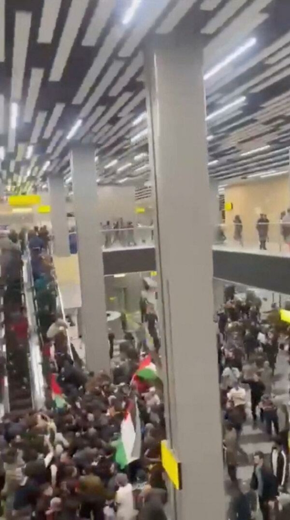 Những người biểu tình ủng hộ Palestine xông vào tòa nhà phi trường, ở Makhachkala, Nga, hôm 29/10/2023, trong ảnh chụp màn hình được lấy từ một video do Reuters thu thập được. (Ảnh: Video được Reuters thu thập/qua Reuters)