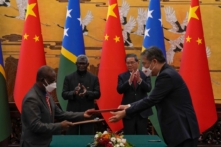 Thủ tướng Quần đảo Solomon Manasseh Sogavare (thứ 2 bên trái) và Thủ tướng Trung Quốc Lý Cường (thứ 2 bên phải) vỗ tay khi quan chức của cả hai quốc gia trao đổi các văn bản đã ký tại Đại lễ đường Nhân dân ở Bắc Kinh hôm 10/07/2023. (Ảnh: Andy Wong/Pool/AFP qua Getty Images)