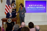 Tổng thống Joe Biden trao cho Phó Tổng thống Kamala Harris chiếc bút mà ông dùng để ký sắc lệnh [hành pháp] mới liên quan đến trí tuệ nhân tạo trong một sự kiện ở Phòng phía Đông của Tòa Bạch Ốc, tại Hoa Thịnh Đốn, hôm 30/10/2023. (Ảnh: Chip Somodevilla/Getty Images)