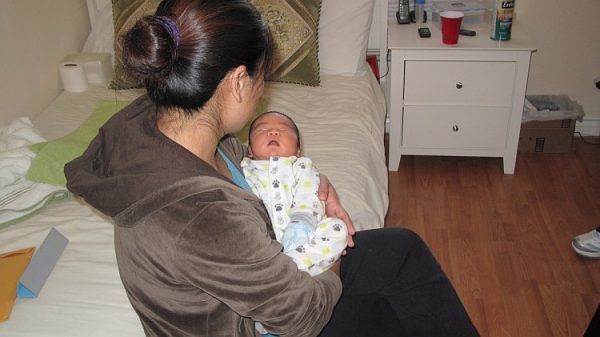 Cô Lưu đào thoát khỏi Trung Quốc để thoát khỏi việc bị ép phá thai. Cô sinh con ở Los Angeles vào ngày 02/12/2011. (Ảnh: Jenny Liu/The Epoch Times)