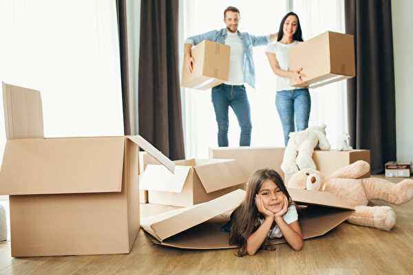 Ngoài việc di chuyển đồ đạc, không thể bỏ qua áp lực tâm lý khi trẻ chuyển sang môi trường mới. (Ảnh: Shutterstock)