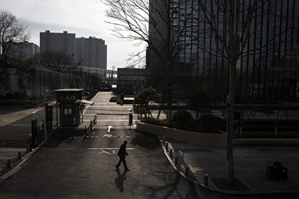 Đường phố ở Vũ Hán vắng tanh sau khi thành phố bị phong tỏa. (Ảnh: Stringer/Getty Images)