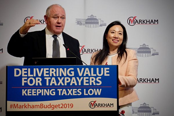 Ảnh từ trái sang: Thị trưởng thành phố Markham Frank Scarpitti và Chủ tịch Ủy ban Ngân sách Dương Ỷ Thanh tại buổi công bố ngân sách tài chính năm 2019 vào ngày 20/3. (Ảnh: Châu Nguyệt Đế/Epoch Times)