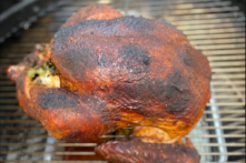 Nướng một con gà tây chưa nhồi bằng bếp than sẽ giúp để trống lò nướng cho các món ăn phụ. (Ảnh: JeanMarie Brownson/TNS)