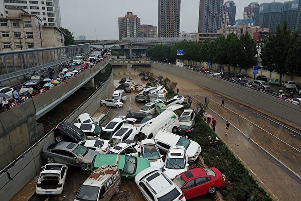 Ngày 22/07/2021, các phương tiện bị lũ cuốn trôi và chất chồng lên nhau ở lối vào Đường hầm Bắc Kinh và Quảng Đông tại thành phố Trịnh Châu, tỉnh Hà Nam. (Ảnh: Noel Celis/AFP via Getty Images)