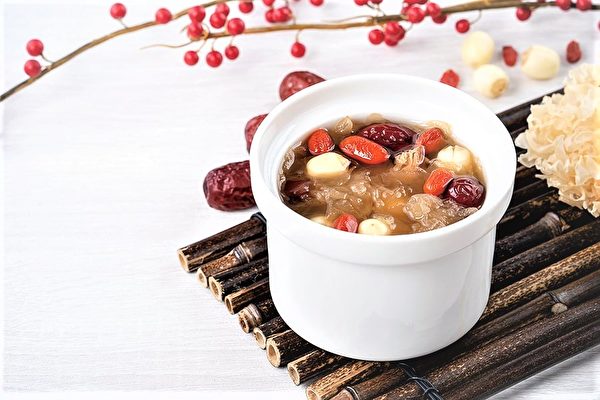 Thường ho khan vào mùa thu đông? Thực phẩm màu trắng có tác dụng dưỡng phổi tốt nhất, Trung y giới thiệu 5 bài thuốc thực liệu. (Ảnh: Shutterstock)