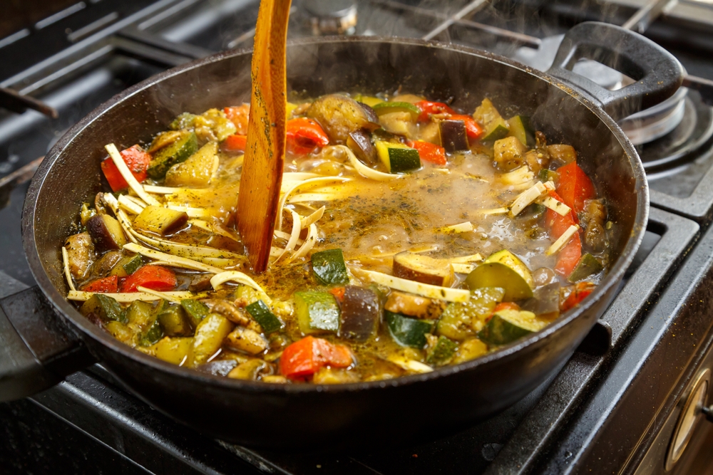 Muôi gỗ chịu nhiệt, có tay cầm mềm, nên thích hợp để xào rau và nấu súp. (Ảnh: Shutterstock)
