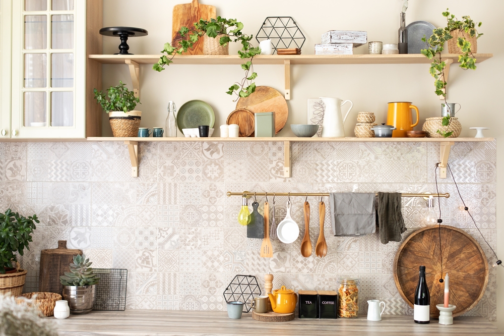 Đồ dùng nhà bếp bằng gỗ giúp căn bếp tràn đầy sức sống mà không mất đi sự yên tĩnh. (Ảnh: Shutterstock)