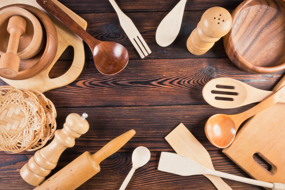 Nếu để ý kỹ, bạn sẽ thấy rất nhiều vật dụng tốt trong căn bếp của chúng ta đều là những sản phẩm bằng gỗ. (Ảnh: Shutterstock)