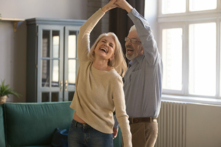 Theo nghiên cứu của học giả Mỹ quốc, nhiều người Mỹ cao niên đã chia sẻ bí quyết để có cuộc sống hạnh phúc và trường thọ. Trong ảnh là một cặp vợ chồng lớn tuổi đang khiêu vũ. (Ảnh: Shutterstock）