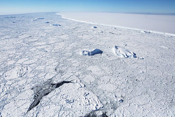 Người phụ nữ Mỹ Michelle Endo đã chia sẻ về cuộc sống của mình khi công tác ở Nam Cực. Ảnh chụp một tảng băng trôi ở Nam Cực. (Ảnh: Mario Tama/Getty Images)