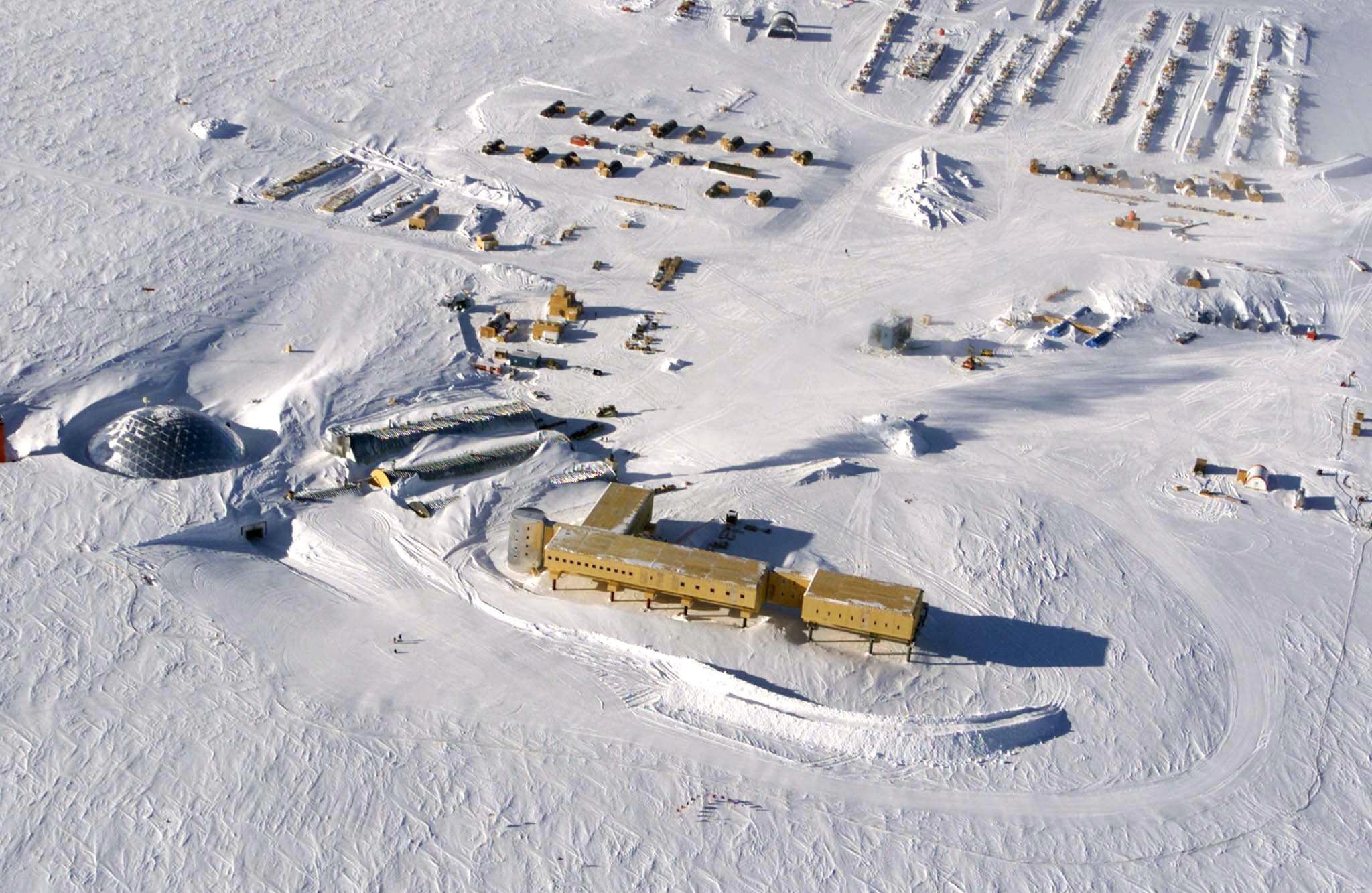 Ảnh chụp từ trên không của Trạm Nam Cực Amundsen-Scott vào ngày 31/10/2002. (Ảnh: DAVID MCCARTHY / USAF/NATIONAL SCIENCE FOUNDATION/AFP)