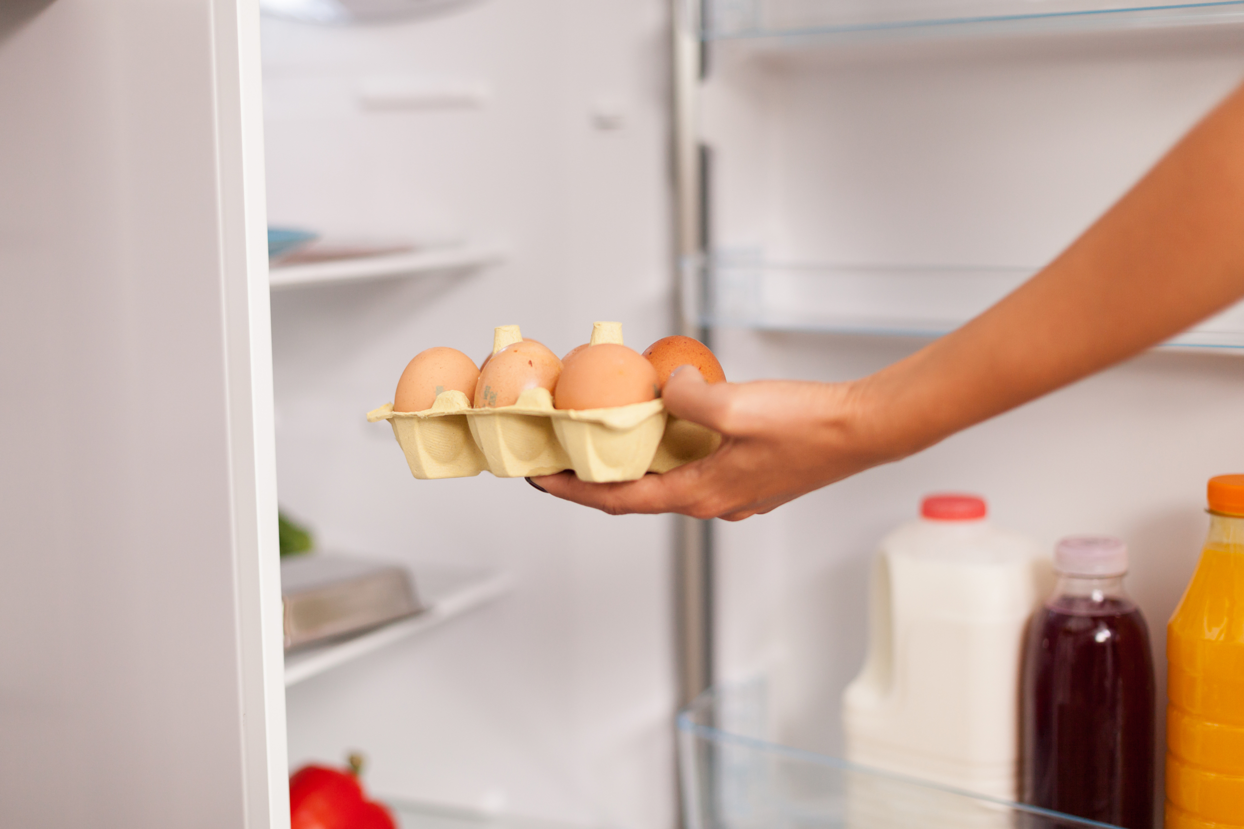 Nên đặt trứng vào giữa tủ lạnh cùng với khay giấy do cửa hàng cung cấp. (Ảnh: Shutterstock)
