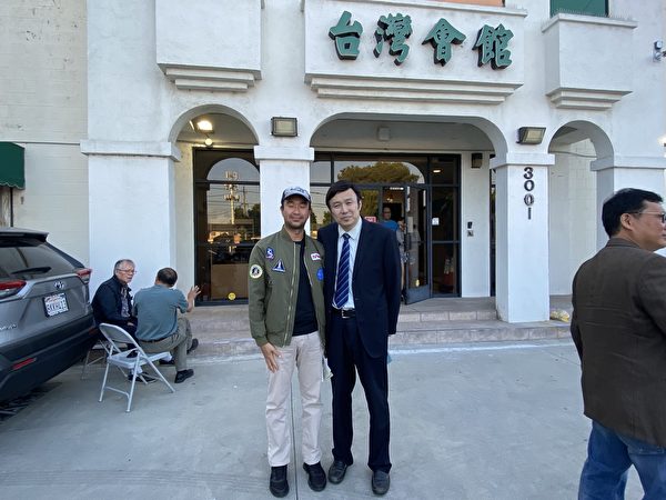 Anh Vương Phi, cựu nhân viên và quản lý trực tiếp của General Motors Thượng Hải (đứng bên trái) chụp ảnh chung với đạo diễn kiêm nhà sản xuất của phim “Sự thức tỉnh của 400 triệu người”. (Ảnh: Mã Thượng Ân/Epoch Times)