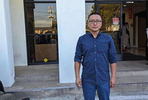 Cựu luật sư Bắc Kinh Lương Thiếu Hoa đã xem bộ phim tài liệu “Sự thức tỉnh của 400 triệu người” tại Hội quán Đài Loan ở Los Angeles hôm 28/10. (Ảnh: Mã Thượng Ân/ Epoch Times)