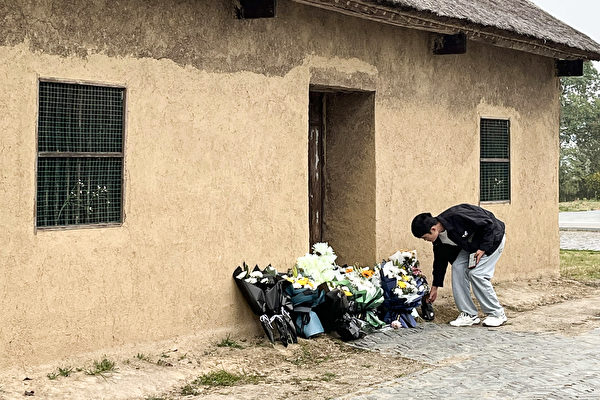 Một người đàn ông đặt hoa trước nơi ở cũ của cựu Thủ tướng Trung Quốc Lý Khắc Cường ở huyện Định Viễn, thành phố Trừ Châu, tỉnh An Huy, miền Đông Trung Quốc. Ảnh chụp hôm 27/10/2023. (Ảnh: Rebecca Bailey/AFP/Getty Images)