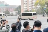 Ngày 02/11, người dân tập trung gần nghĩa trang Bát Bảo Sơn ở Bắc Kinh để quan sát đoàn xe tang của ông Lý Khắc Cường. (Ảnh chụp màn hình Video)