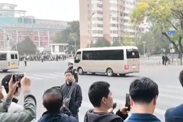 Trung Quốc: Công an giám sát người qua đường trong ngày hỏa táng cựu Thủ tướng Lý Khắc Cường