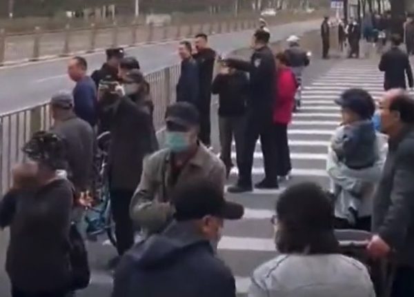 Người dân tập trung gần nghĩa trang Bát Bảo Sơn ở Bắc Kinh hôm 02/11. (Ảnh chụp màn hình Video)