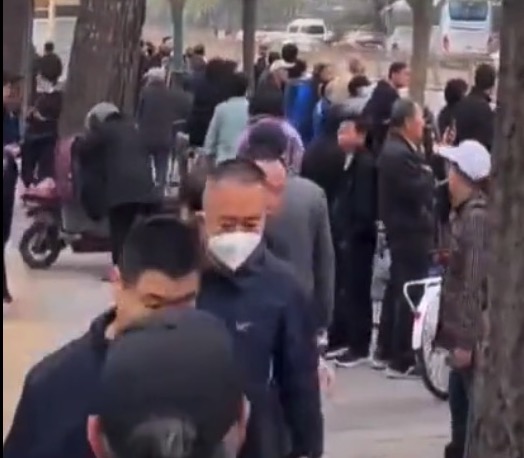Người dân tập trung gần nghĩa trang Bát Bảo Sơn ở Bắc Kinh hôm 02/11. (Ảnh chụp màn hình Video)