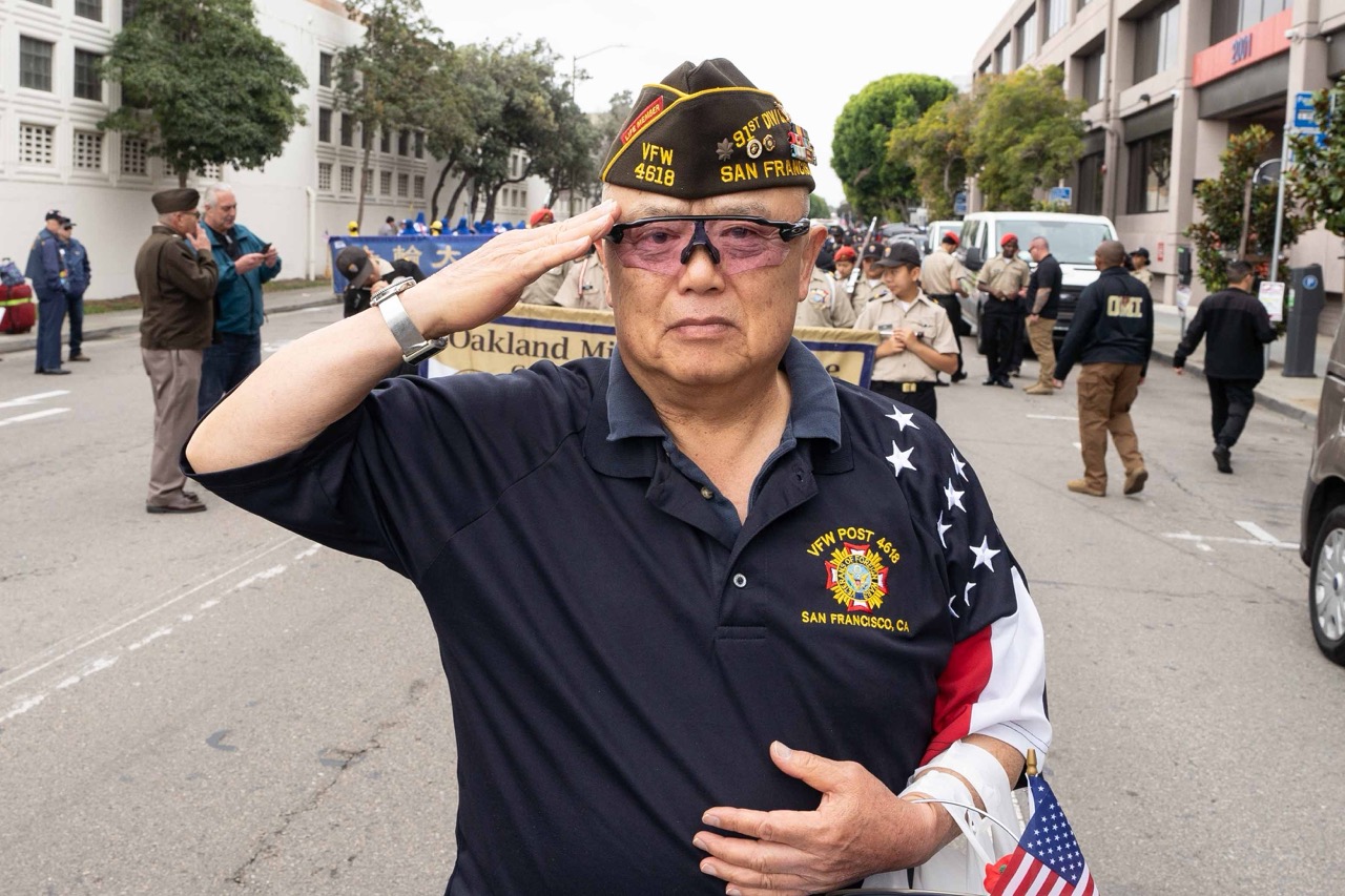 Ông Bill, một cựu chiến binh trong Chiến tranh Việt Nam, đã thực hiện động tác chào quân lễ khi nghe Thiên Quốc Nhạc Đoàn biểu diễn “Quốc ca Hoa Kỳ.” (Ảnh: Chu Dung/Epoch Times)