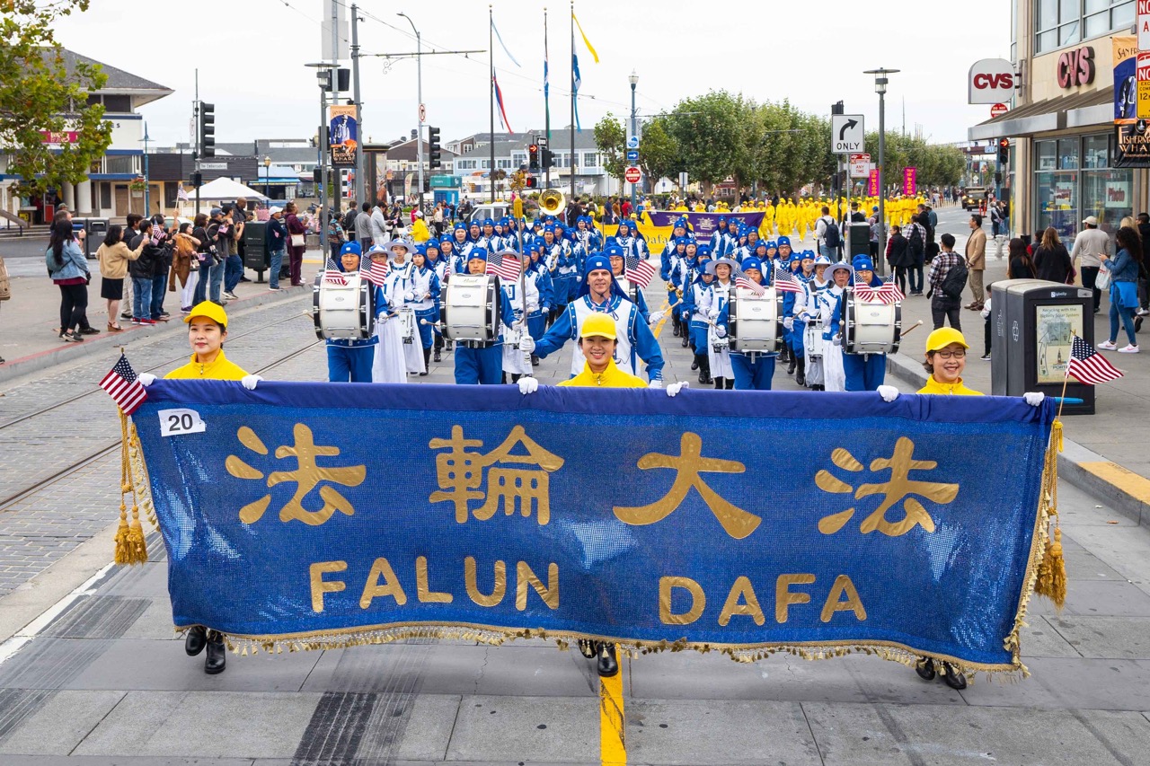 Thiên Quốc Nhạc Đoàn Tây Mỹ đã tham gia lễ diễn hành Ngày Cựu chiến binh ở San Francisco hôm 05/11. (Ảnh: Chu Dung/Epoch Times)