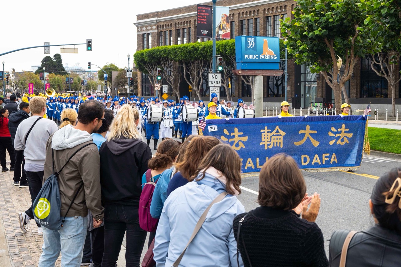 Vào ngày 05/11, San Francisco đã tổ chức Lễ diễn hành Ngày Cựu chiến binh lần thứ 102, các học viên Pháp Luân Công một lần nữa được mời tham gia. (Ảnh: Chu Dung/Epoch Times)