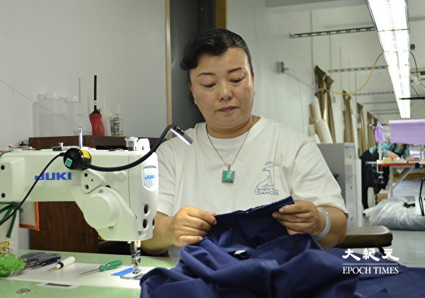 Cô Viên Bình, thợ may của nhà máy may Công ty thời trang Shen Yun Dancer cho biết cô hy vọng có thể mang tâm thái tốt đẹp nhất vào trong công việc, vào trong từng bộ trang phục. (Ảnh: Vu Lệ Lệ/Epoch Times)