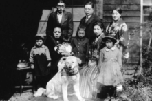 Chú chó trung thành Hachiko cùng gia đình Giáo sư Ueno. (Ảnh: Tài sản công)