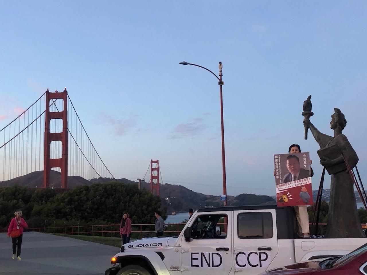 Hôm 10/11, bà Cảnh Hòa đã tham gia cuộc diễn hành bằng xe hơi trước thềm hội nghị APEC ở San Francisco, yêu cầu trả tự do cho ông Cao Trí Thịnh và kêu gọi giải thể ĐCSTQ. (Ảnh do ông Trần Duy Minh cung cấp)