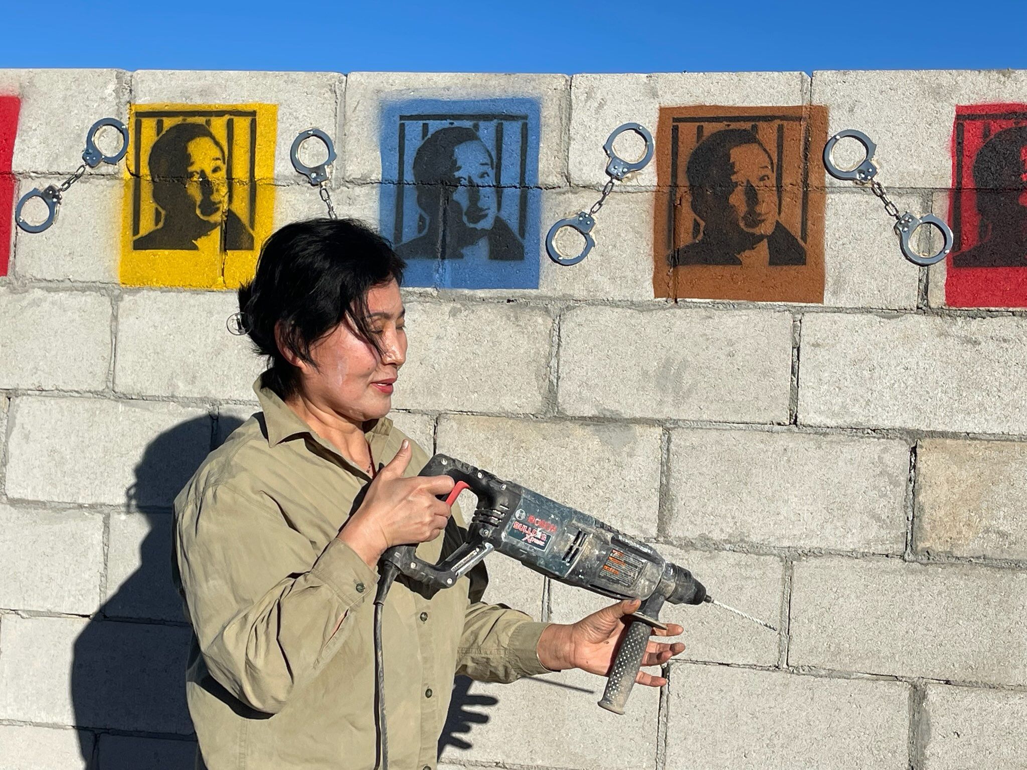 Hôm 09/11, bà Cảnh Hòa đã khắc chân dung của ông Cao Trí Thịnh lên đoạn đầu của Bức tường Lennon ở Công viên Điêu khắc Tự do tại Nam California. (Ảnh do bà Cảnh Hòa cung cấp)