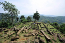 Năm 2023, một đoàn khảo cổ ở Indonesia đã kiểm chứng sự tồn tại của các kiến trúc hình kim tự tháp dưới núi Padang. Ảnh chụp tàn tích cự thạch cổ Gunung Padang ở Cianjur, Tây Java vào năm 2011. (Ảnh: Adek Berry/AFP)