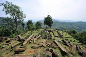 Các nhà khảo cổ học phát hiện kim tự tháp cổ nhất ở núi Padang, Indonesia
