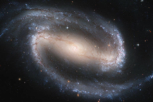Ảnh chụp Thiên hà xoắn ốc NGC 1300 vào năm 2004. (ẢNh: NASA, ESA and The Hubble Heritage Team STScI/AURA)
