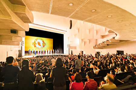 Buổi biểu diễn thứ hai của Đoàn Nghệ thuật Biểu diễn Shen Yun tại Trung tâm Văn hóa Đài Nam một lần nữa kín chỗ, vé ngồi bổ sung cũng được bán hết. Ảnh chụp vào tối ngày 10/03/2023. (Ảnh: Cung An Ny/Epoch Times)