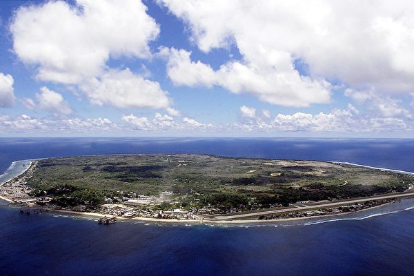 Nauru nằm ở Nam Thái Bình Dương, là quốc gia ít được ghé thăm nhất trên thế giới. Ảnh chụp quốc đảo Nauru từ trên không vào ngày 11/09/2001. (Ảnh: TORSTEN BLACKWOOD/AFP/Getty Images)