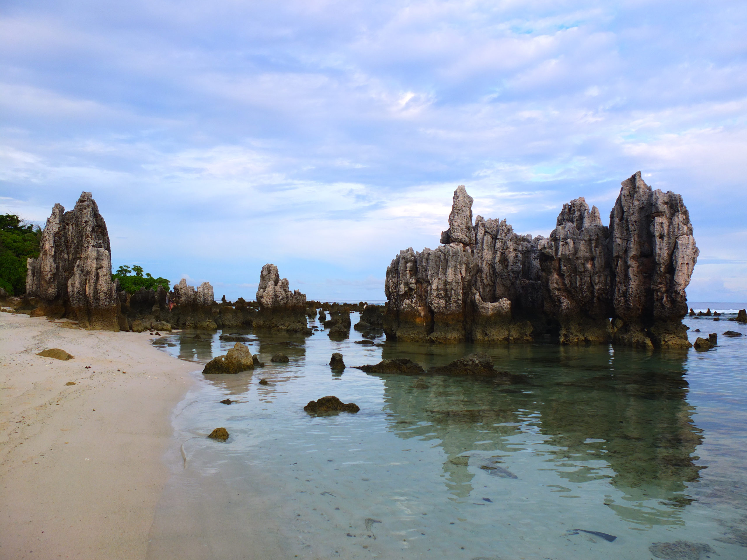 Những tảng đá san hô trên bờ biển Nauru. (Ảnh: Shutterstock)