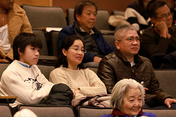Giám đốc tài chính Ngô Khánh và người thân cùng xem phim “Giấc mộng diễn viên.” (Ảnh: Câu lạc bộ Pháp Luân Đại Pháp tại Đại học Harvard cung cấp)