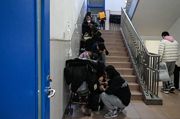 Hôm 23/11, tại hành lang khoa Nhi của các bệnh viện ở thành phố Bắc Kinh, các bậc cha mẹ chăm sóc con đang truyền nước. (Ảnh: JADE GAO/AFP qua Getty Images)