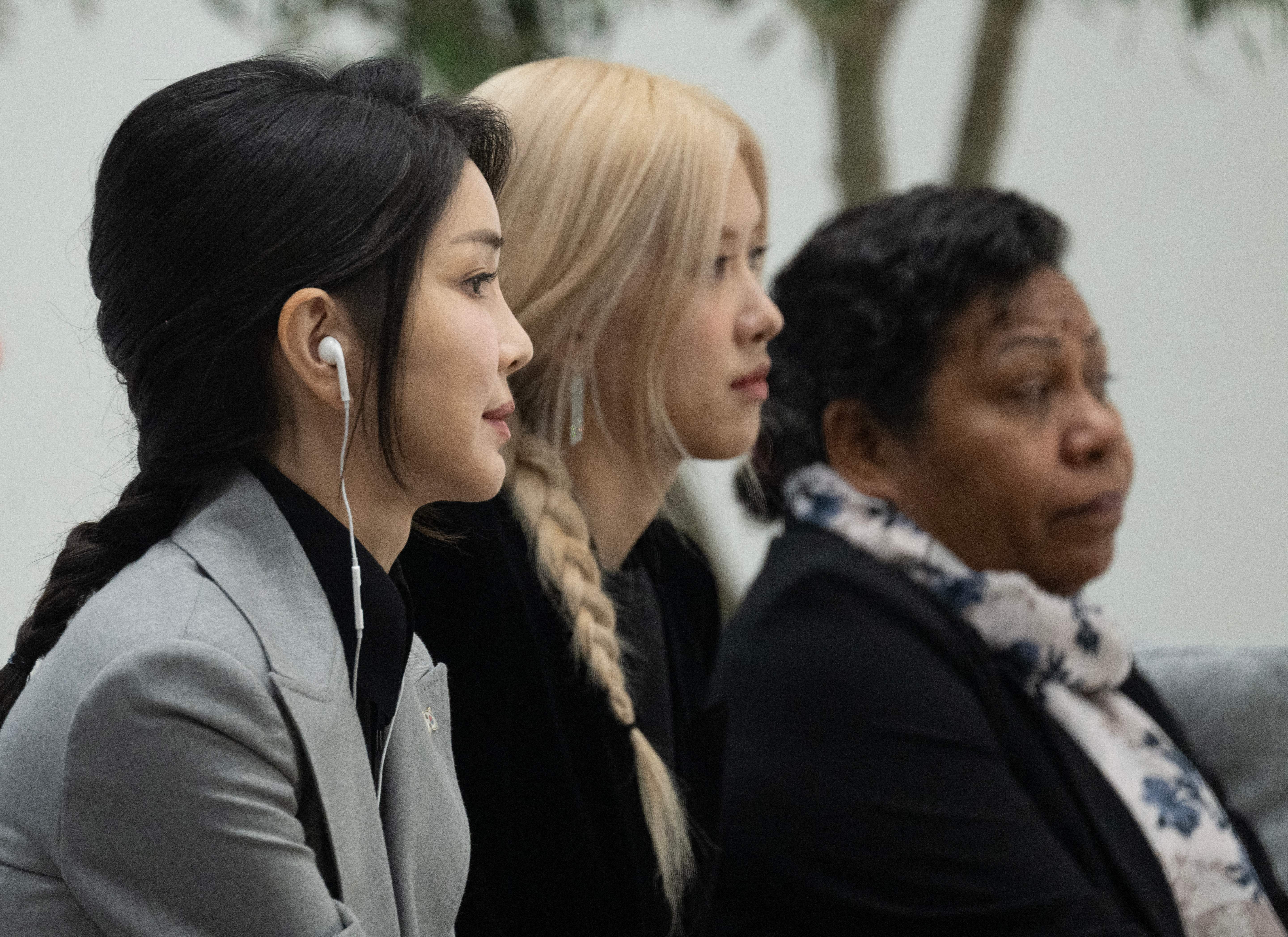 Bà Kim Keon Hee (đầu tiên từ trái) và ca sĩ Rose (giữa) tham gia đối thoại cấp cao APEC. (Ảnh: ANDREW CABALLERO-REYNOLDS/AFP/Getty Images)