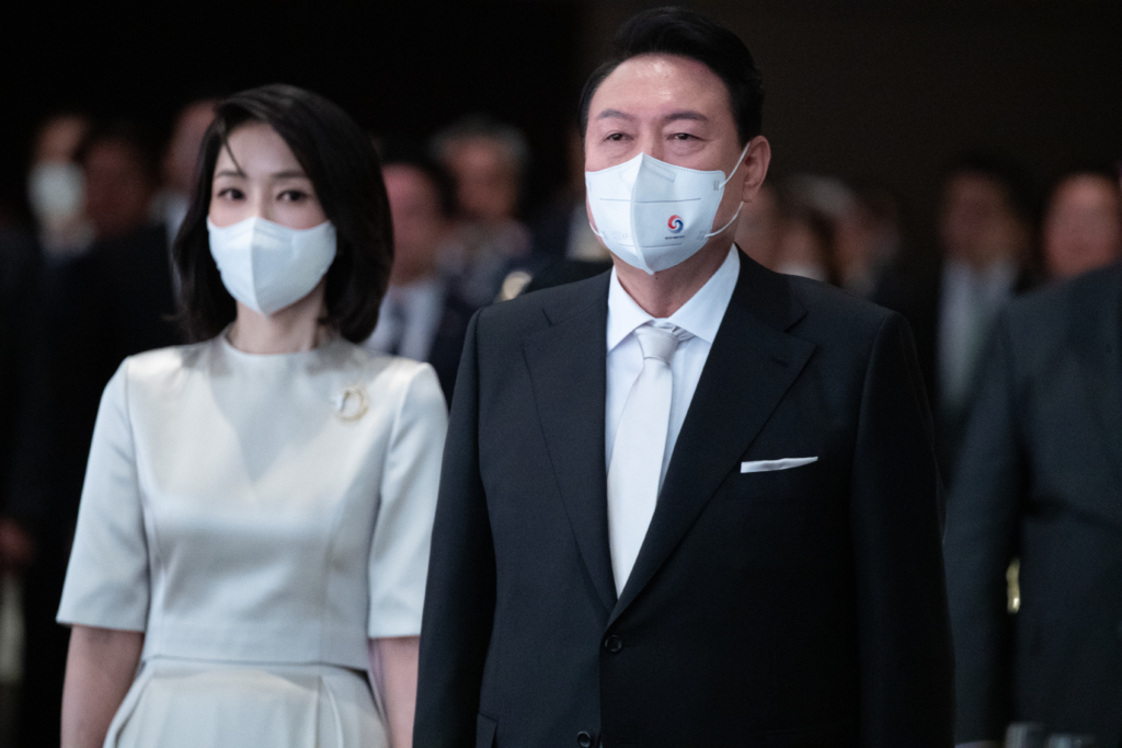 Tổng thống Nam Hàn và phu nhân tham dự tiệc chiêu đãi vào ngày 10/05/2022. (Ảnh: Jeon Heon-Kyun – Pool/Getty Images)