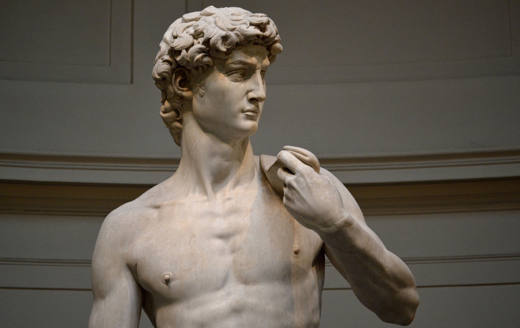 Bức tượng “David” của nghệ thuật gia Michelangelo tĩnh tại, với thân hình vạm vỡ phù hợp với quan niệm về sự hoàn hảo của người Hy Lạp và La Mã. (Ảnh: Alberto Pizzoli/Getty Images)