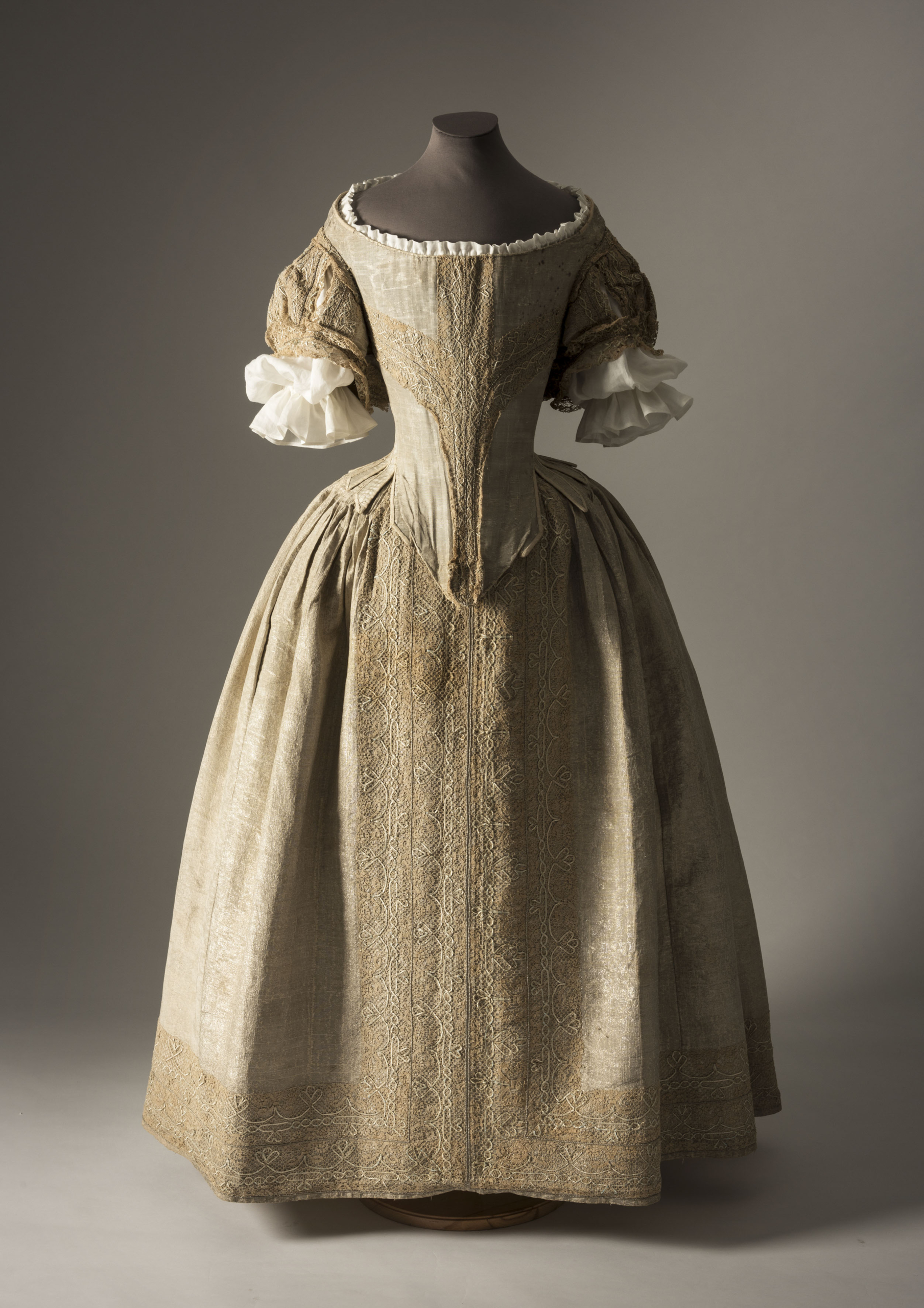 Chiếc váy lụa bạc, một bộ váy hoàng gia kiểu Anh từ những năm 1660, được trưng bày tại buổi triển lãm thời trang Crown to Couture tại Cung điện Kensington ở London từ ngày 05/04/2023 đến ngày 29/10/2023. (Ảnh: Đăng dưới cho sự phép của Bảo tàng Thời trang xứ Bath)
