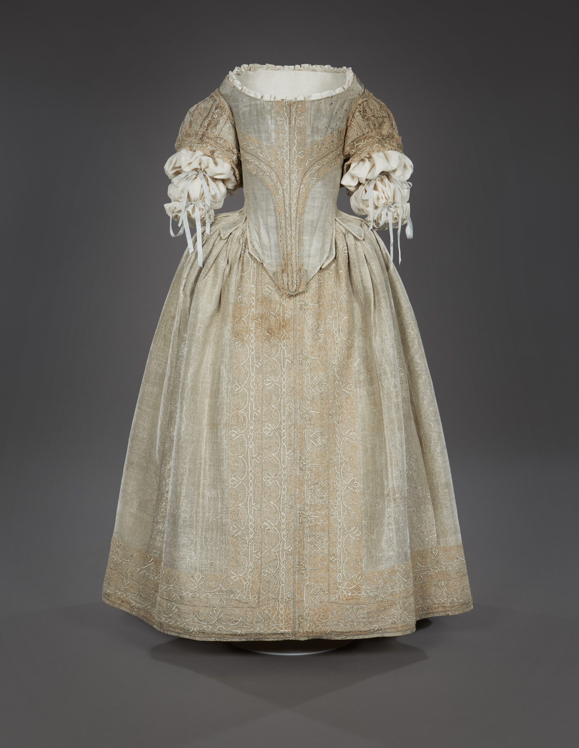 Chiếc váy lụa bạc trở thành một phần trong Bộ sưu tập của Bảo tàng Thời trang Bath vào năm 1964. (Ảnh: © Tổ chức Historic Royal Palaces/Bảo tàng Thời trang Bath)