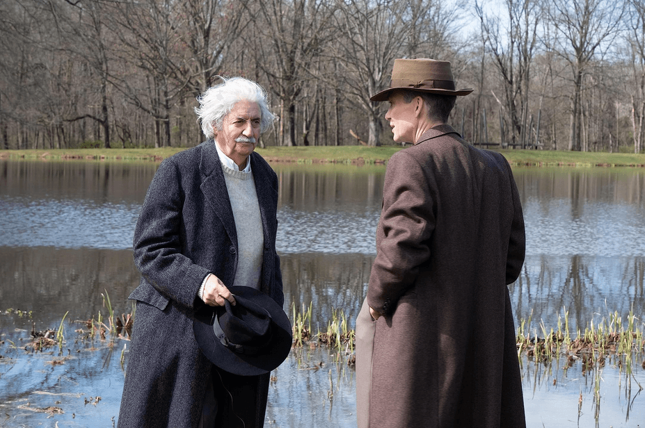 Hai trong số các nhà vật lý vĩ đại nhất trong lịch sử, ông Albert Einstein (do diễn viên Tom Conti thủ vai, trái) và ông J.R. Oppenheimer (do diễn viên Cillian Murphy thủ vai) đang nói chuyện, trong phim “Oppenheimer.” (Ảnh: Universal Pictures)